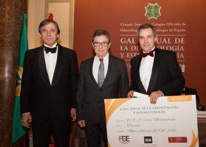 El dentista Javier Cortés premio al mejor artículo de la revista RCOE